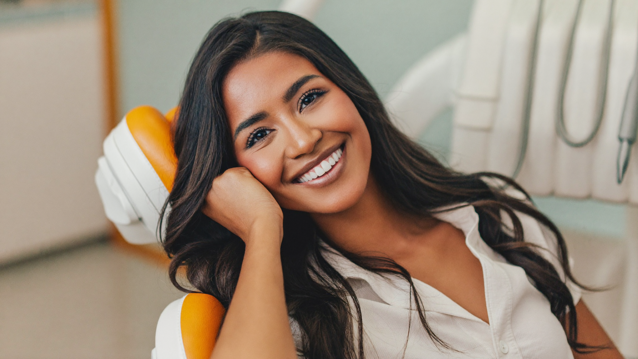 Paciente con sonrisa perfecta en clínica dental moderna en Lima